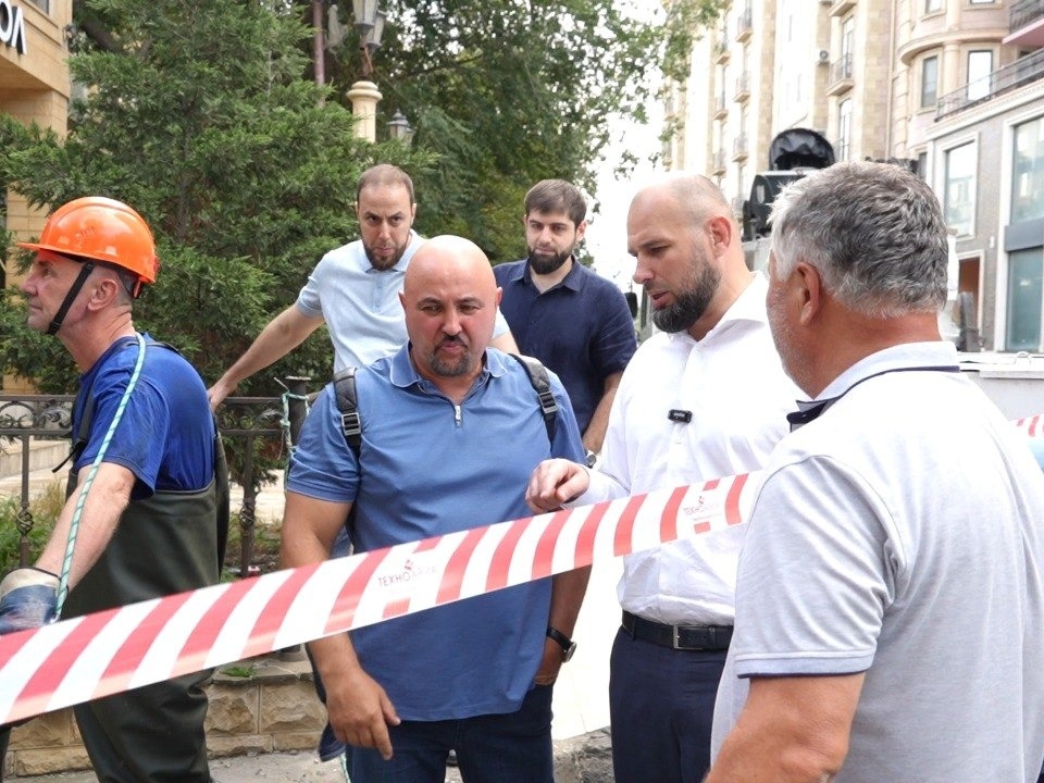 Московские специалисты расчистили ливневки на оживленной магистрали Махачкалы.
