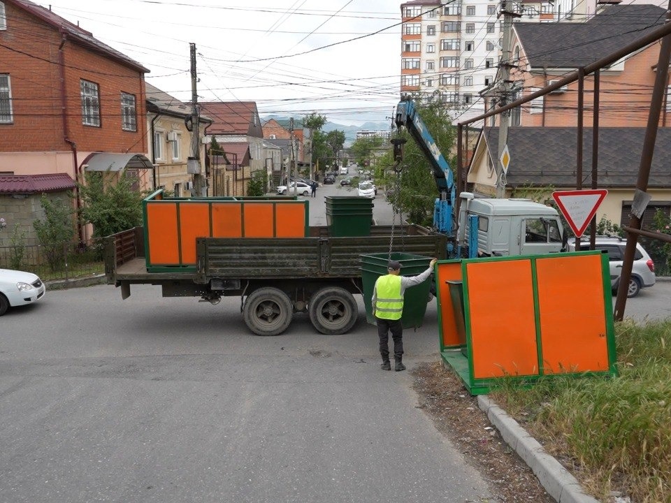 В Махачкале продолжается поэтапная работа на установке контейнерных площадок.