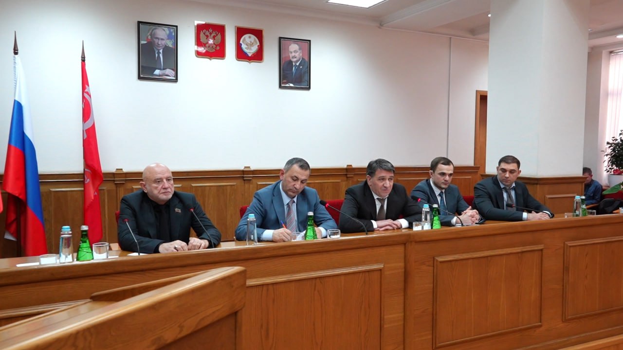 В здании столичной администрации состоялось пятое заседание Собрания депутатов Махачкалы первого созыва.