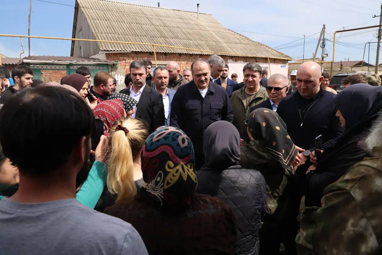 Джамбулат Салавов вместе с Сергеем Меликовым посетили поселок Новый Хушет, который пострадал в результате обильных осадков.