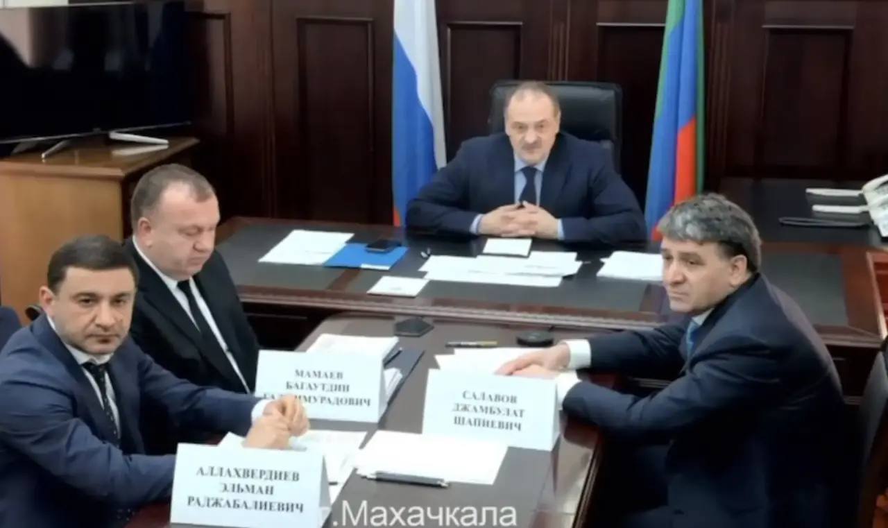 Джамбулат Салавов доложил Владимиру Путину о последствиях обильных осадков в Махачкале и мерах по их ликвидации.