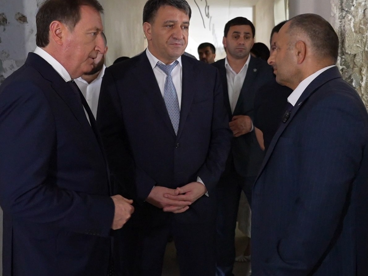 Джамбулат Салавов и Заур Аскендеров проинспектировали ход капитального ремонта в школе-интернате №5.