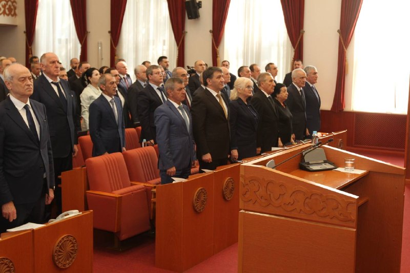 Глава Махачкалы Джамбулат Салавов принял участие в работе  54-й сессии Народного Собрания Республики Дагестан.