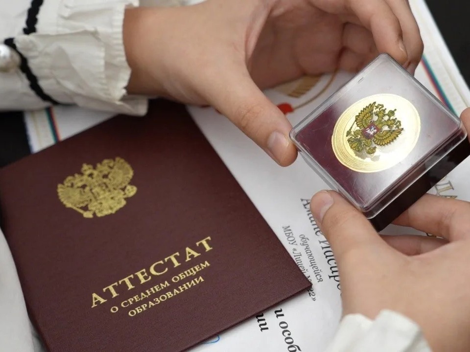 В Махачкале чествовали лучших выпускников школ: более 550 медалистов и стобалльников.