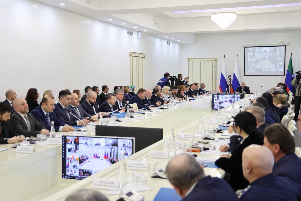 В Махачкале состоялось заседание республиканского оргкомитета «Победа» и оргкомитета по подготовке и проведению Года единства народов России под руководством Главы Республики Дагестан Сергея Меликова.