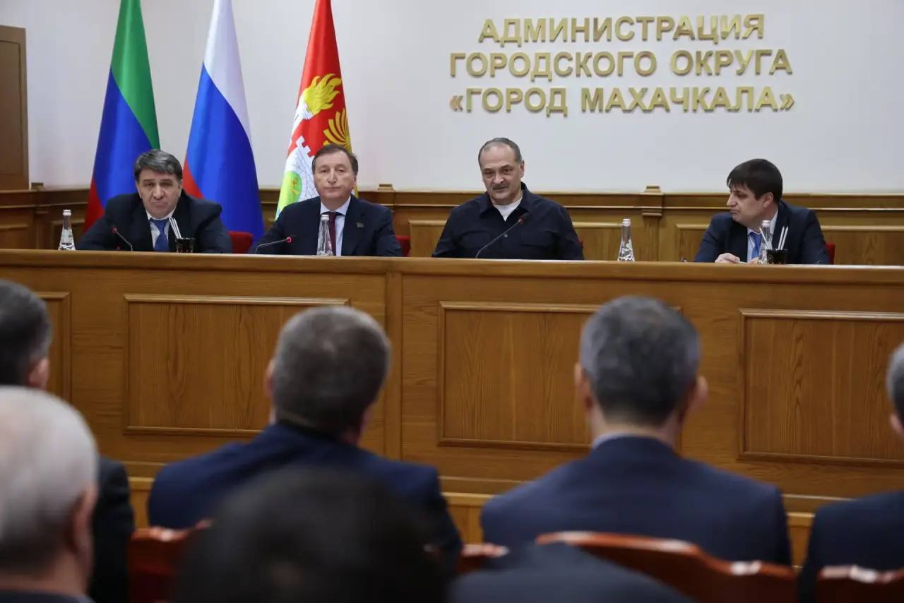 Глава Махачкалы Джамбулат Салавов принял участие во второй встрече с пострадавшими от действий компании «АР ГРУПП».