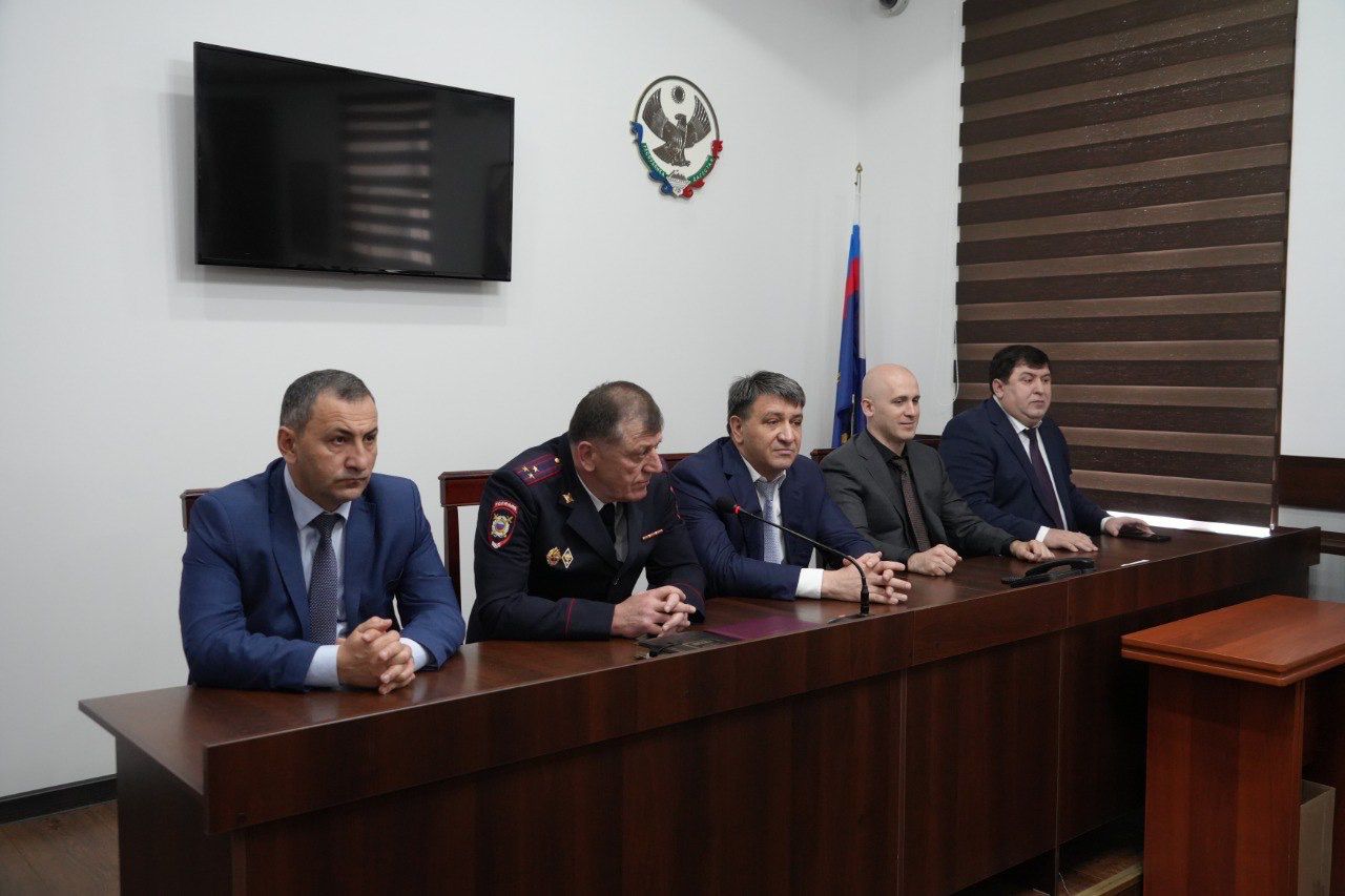 Мэр Махачкалы Джамбулат Салавов поздравил сотрудников полиции с профессиональным праздником.