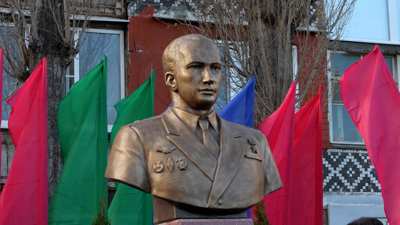 В Махачкале состоялось торжественное открытие мемориального бюста Героя России Тулпара Мусалаева.