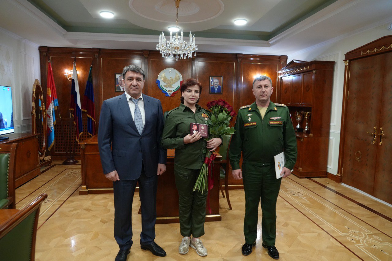 Джамбулат Салавов вручил медаль Луки Крымского Тагират Кубалаевой.