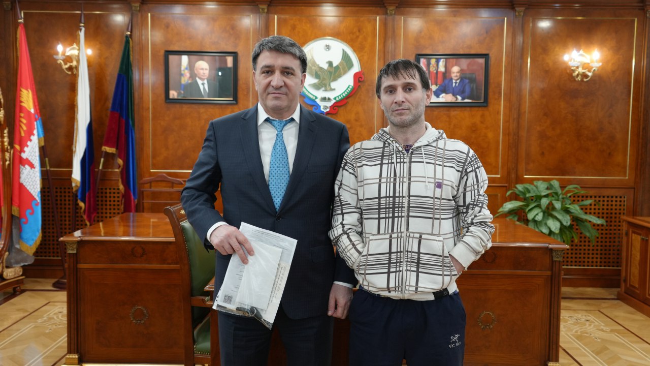 Мэр столицы Джамбулат Салавов вручил ключи от автомобиля участнику СВО.