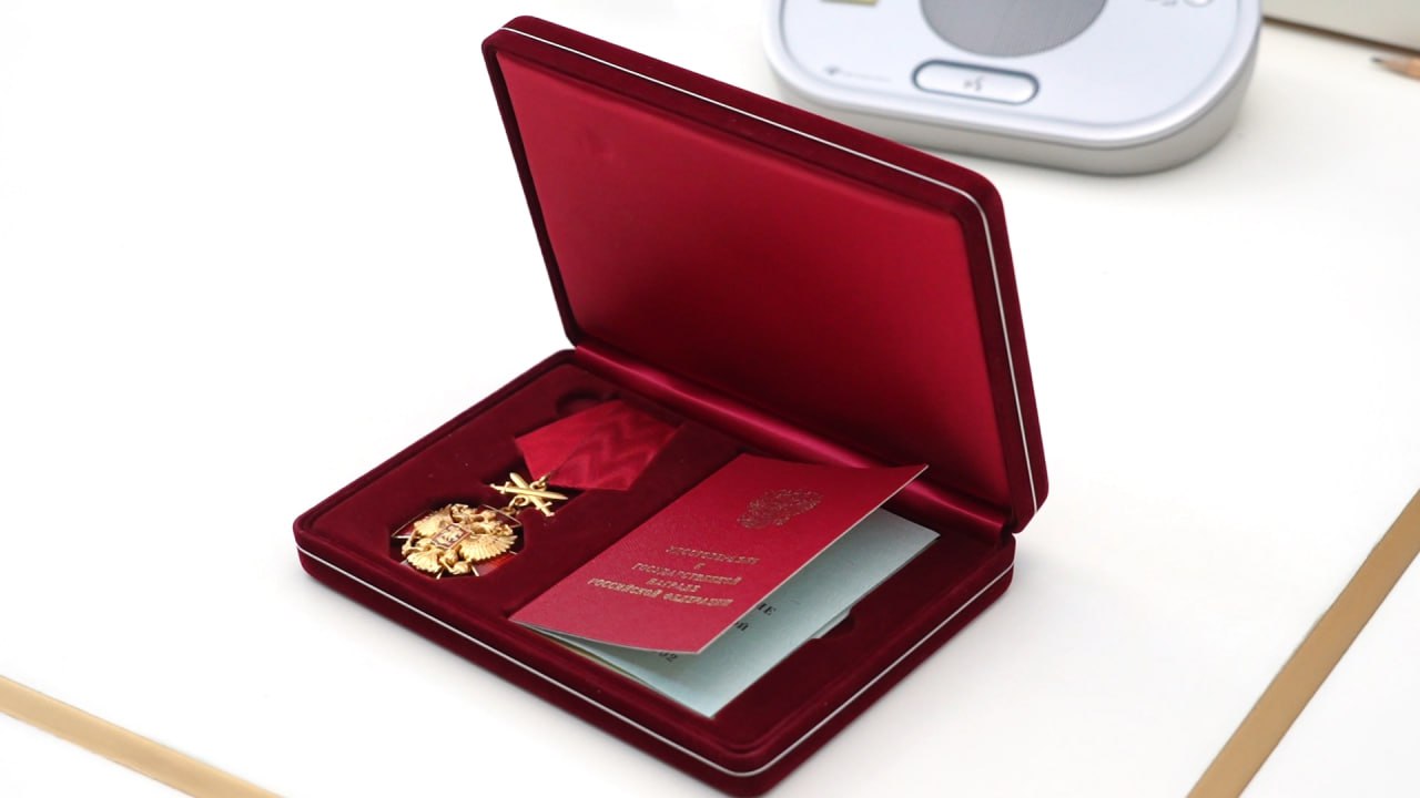 Глава г. Махачкалы Джамбулат Салавов передал государственные награды семьям погибших военнослужащих.