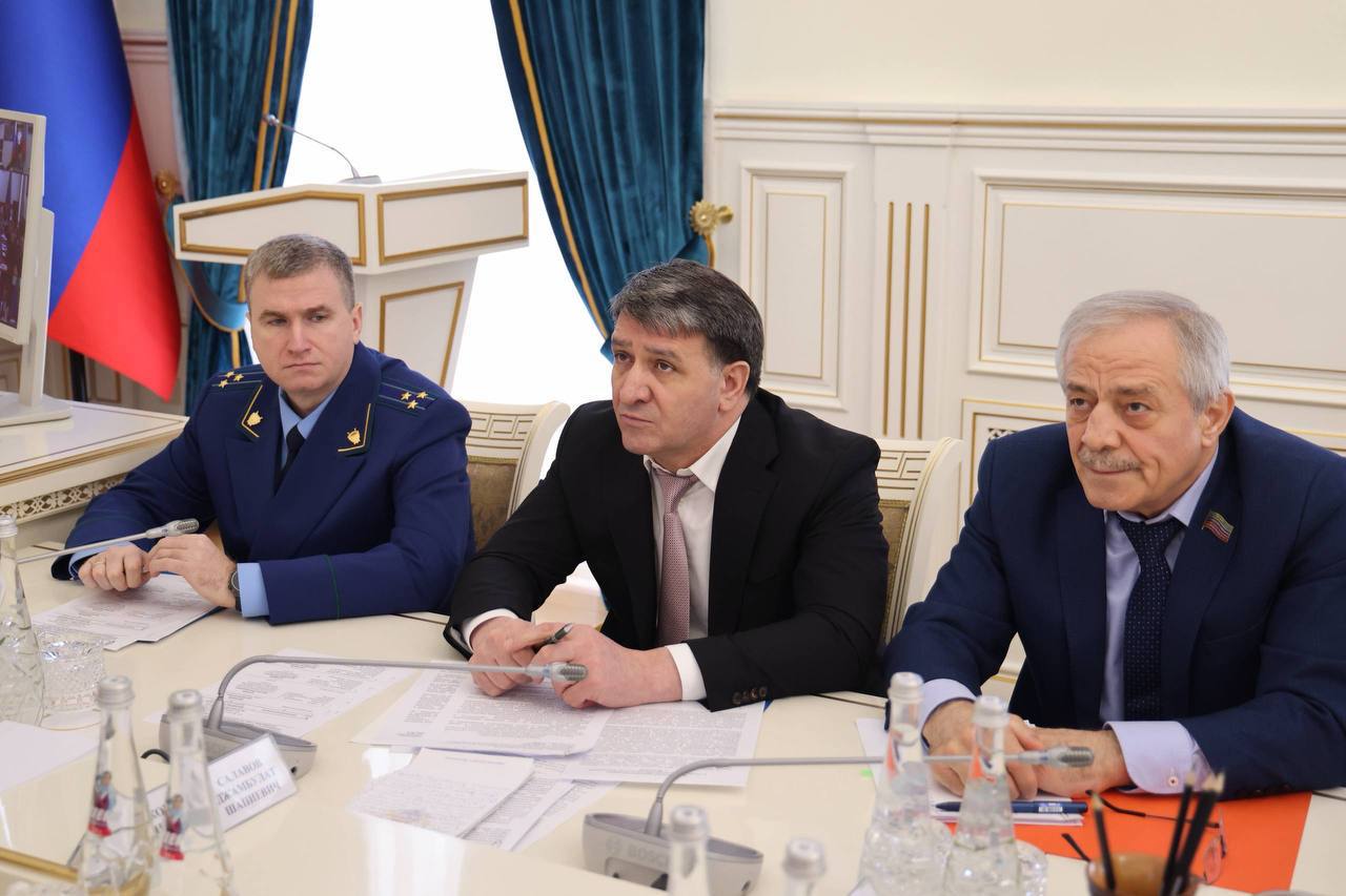 Джамбулат Салавов принял участие в совещании по вопросам незаконного строительства.