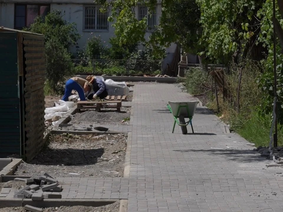 Во дворе домов №44 и 44а на улице А. Исмаилова проводится комплексное благоустройство.