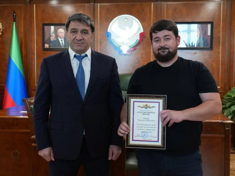 Глава Махачкалы Джамбулат Салавов наградил Имамшамиля Гусейнова за поддержку людей с нарушениями слуха.