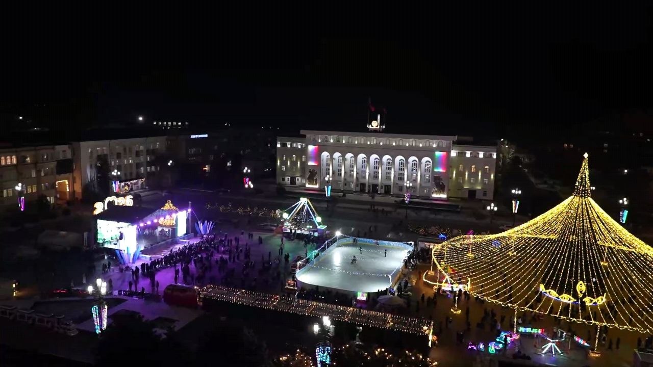 Глава Махачкалы Джамбулат Салавов дал старт новогоднему фестивалю  «С Новым годом, Махачкала!».