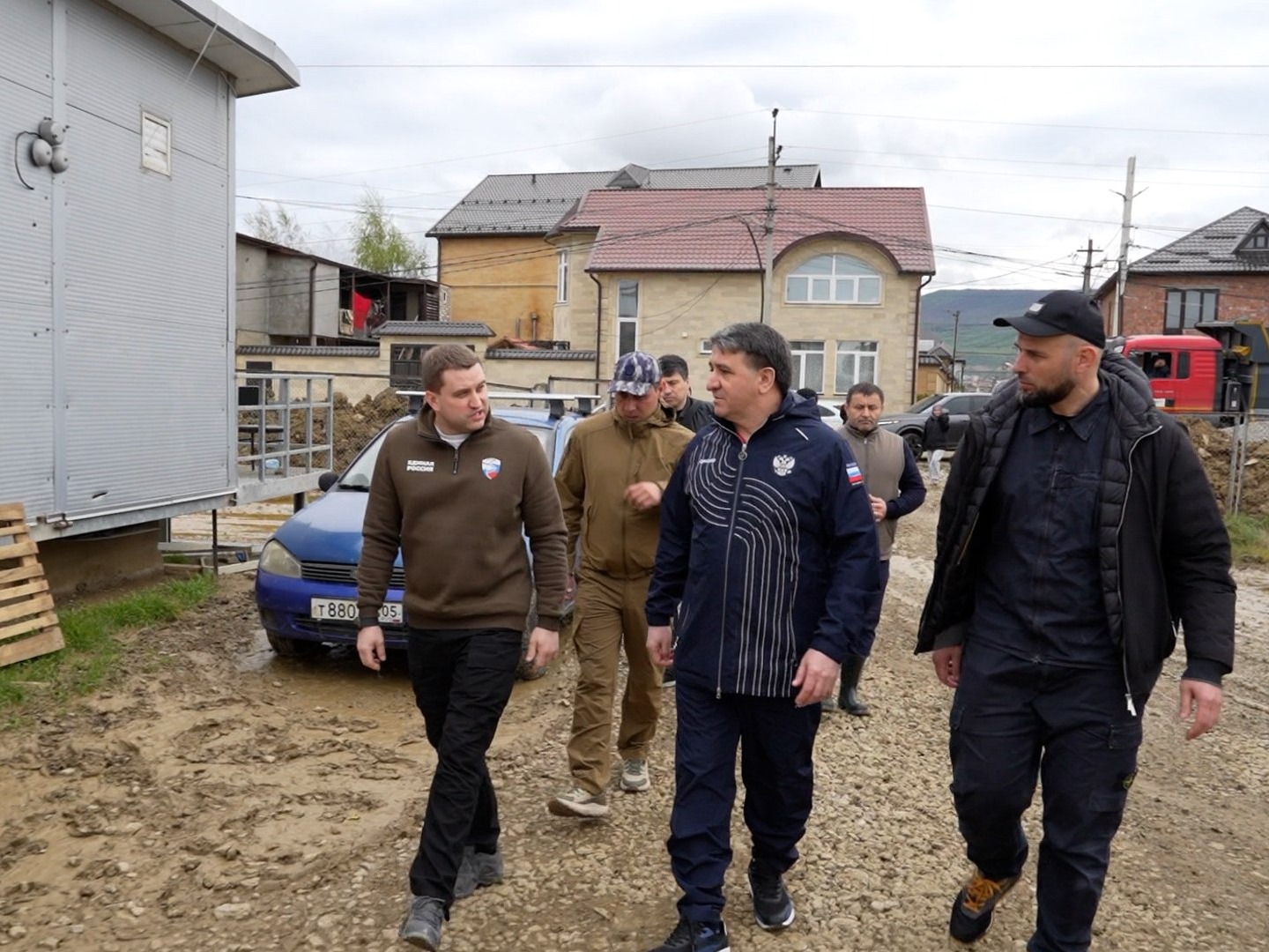 Джамбулат Салавов вместе с депутатом Государственной Думы РФ Артемом Бичаевым проверил ход восстановительных работ на улицах Махачкалы, пострадавших после обильных осадков.