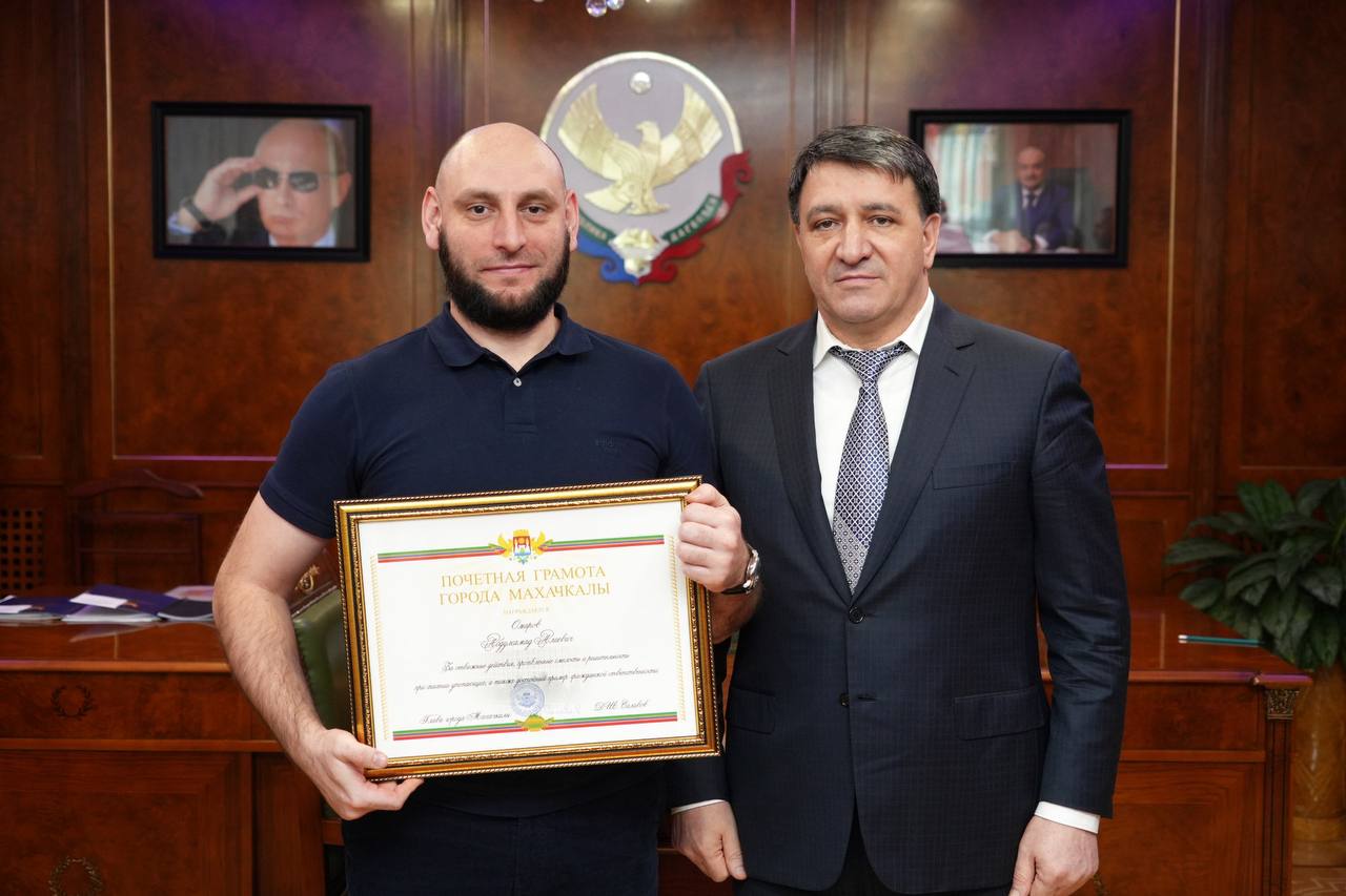 Глава города Махачкалы Джамбулат Салавов встретился с жителями города, проявившими мужество и самоотверженность при спасении людей в чрезвычайных ситуациях.