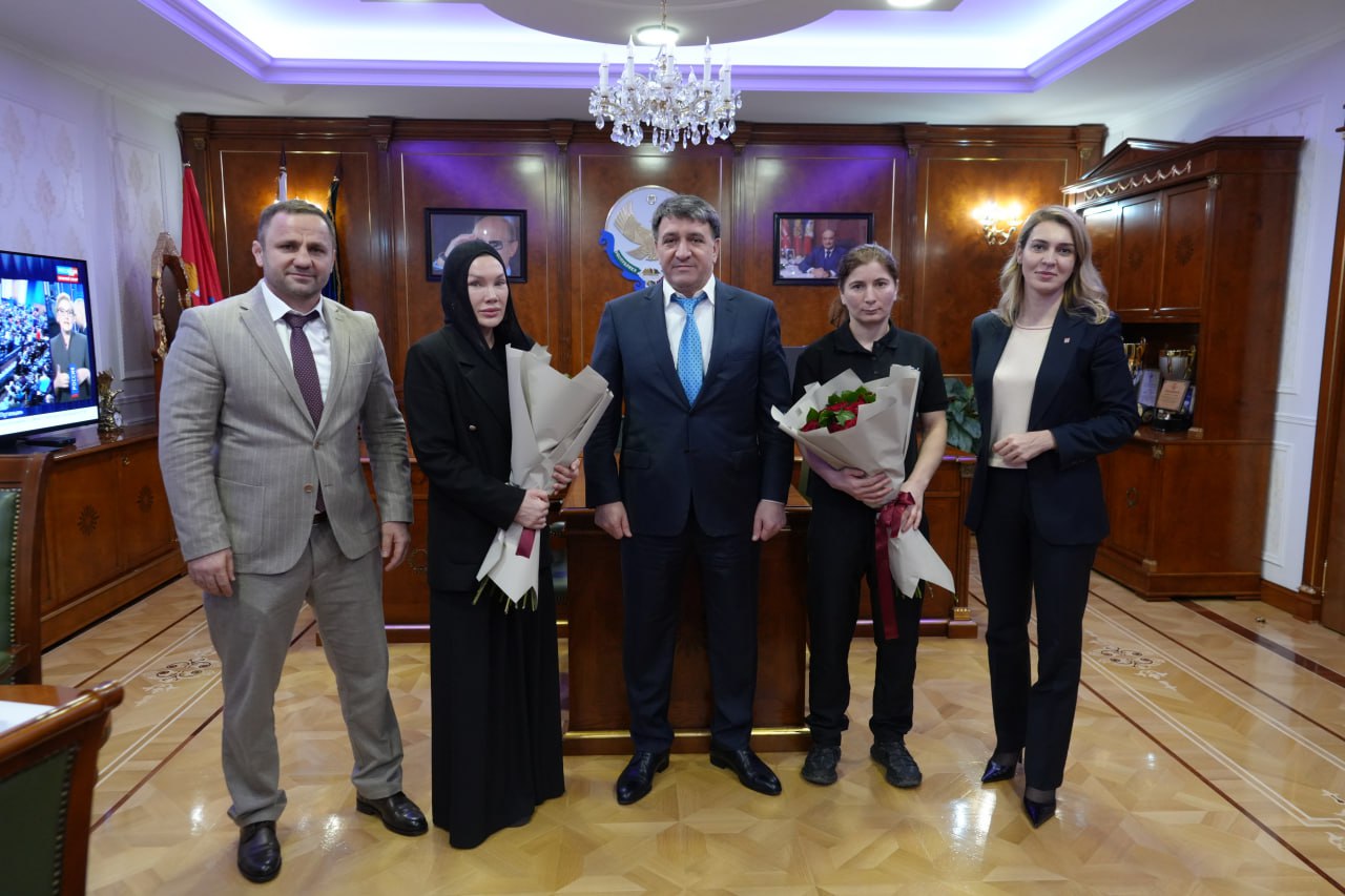 Встреча главы Махачкалы с тренером по вольной борьбе спортивной школы «Чемпион», мастером спорта России -  Хадижат Муртузалиевой.