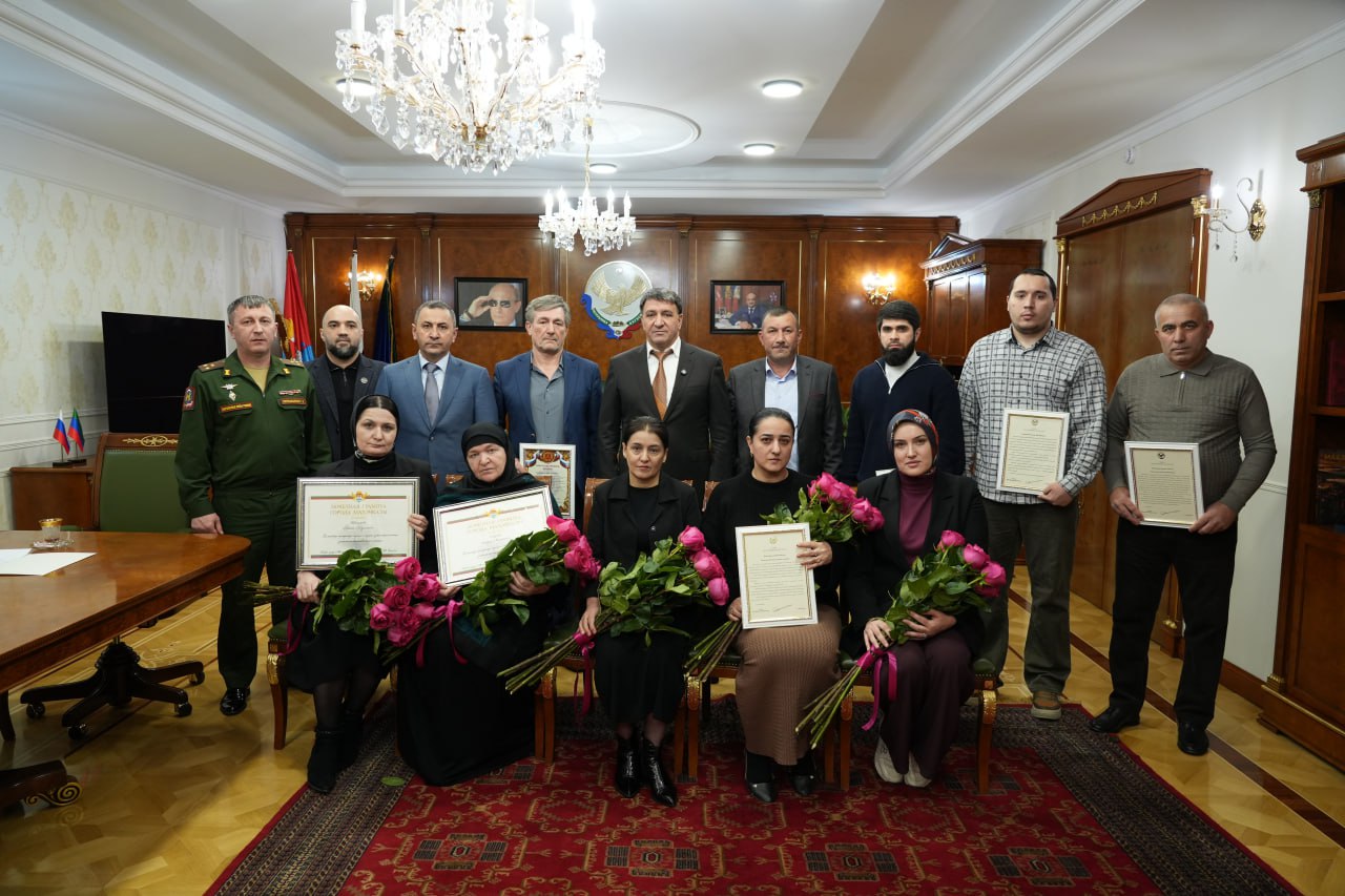 Глава Махачкалы Джамбулат Салавов встретился с участниками специальной военной операции, их близкими и представителями общественных организаций.