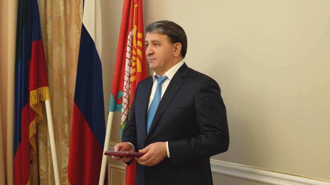 Глава города Джамбулат Салавов передал государственные награды родственникам военнослужащих, погибших при выполнении воинского долга в ходе СВО.