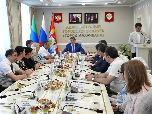 Джамбулат Салавов собрал представителей медицинского сообщества столицы для торжественного вручения наград.