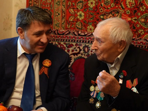 Глава Махачкалы Джамбулат Салавов навестил ветерана Великой Отечественной войны Юрия Антоновича Петрухина.