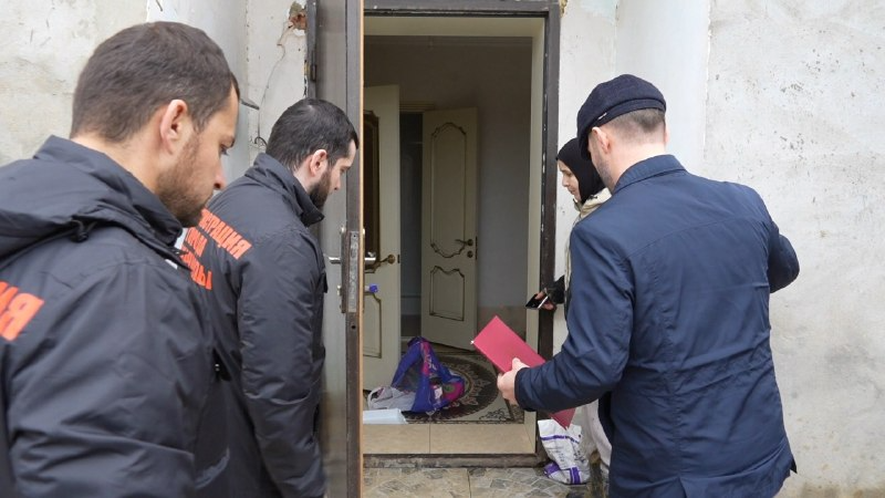 В Махачкале начался поквартирный обход домов, пострадавших от паводков.
