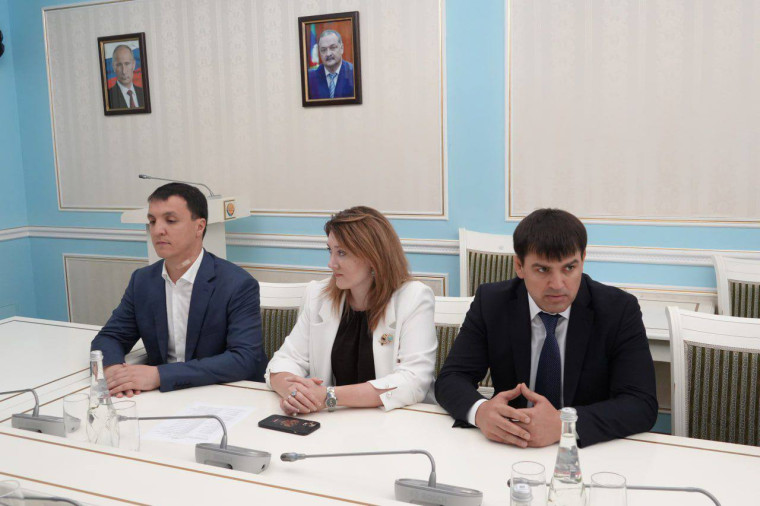 Джамбулата Салавова представили руководящему составу администрации Махачкалы.