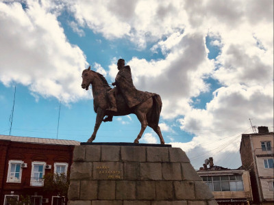 Памятник Махачу Дахадаеву.