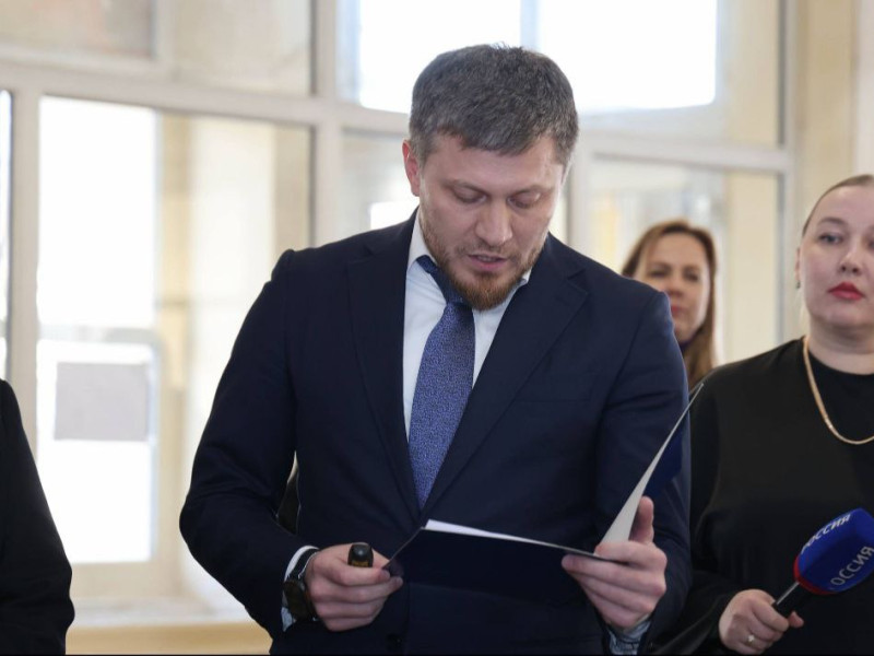 Джамбулат Салавов совместно с коллегами презентовал Главе Республики Дагестан Сергею Меликову проект капитальной реконструкции гимназии № 1.